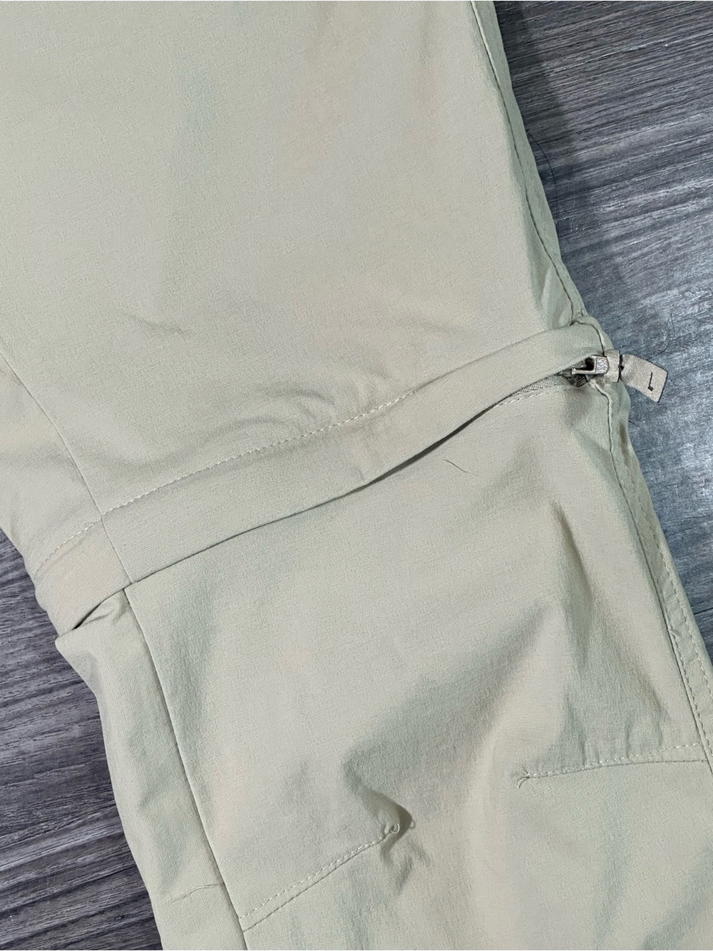 COLUMBIA Tan OMNI-SHIELD Saturday Trail Convertible Zip Off Pants 4 Short - Picture 4 of 15